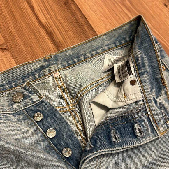 Levi’s light wash tear jeans - Picture 2 of 4